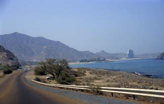 ο δρόμος προς την Dibba με θέα τα βουνά Hajar